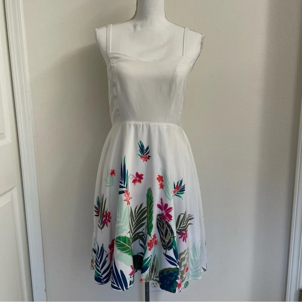 Old Navy Cami Dress size M White Tropical Floral Smocked Back Adjustable‎ Straps
